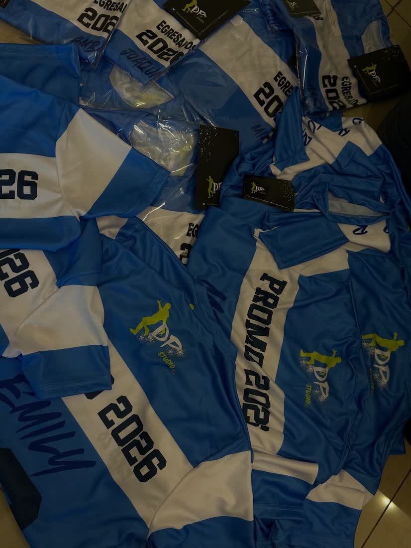 Camisetas celestes y blancas de egresados Promo 2026 con etiquetas DP