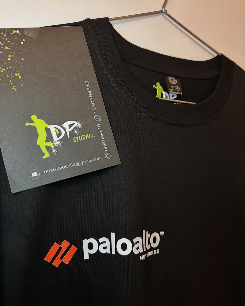 Remera Palo Alto Networks colgada con etiqueta DP